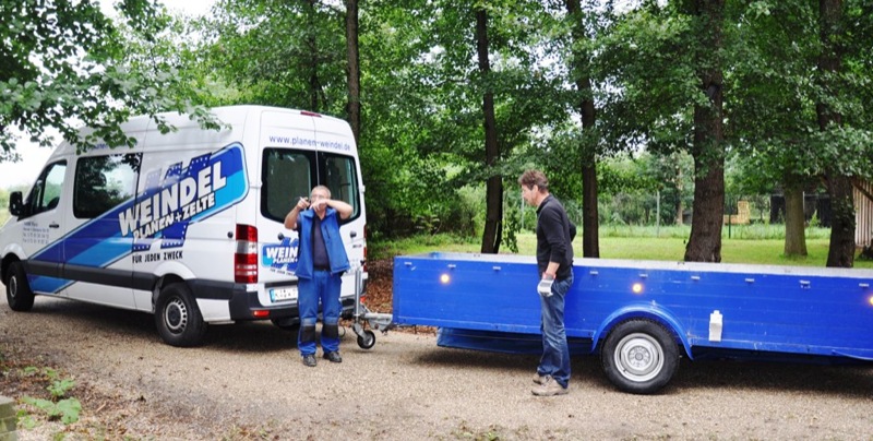 tl_files/01 Baden-Wuerttemberg/pictures/Auffangstation/Arbeitseinsaetze/Arbeitseinsaetze 2014/Zeltaufbau Jubilaeumsfeier 2014/Bild 1 Das Festzelt wird geliefert.JPG